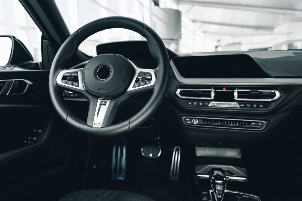 Interni auto con volante e plancia