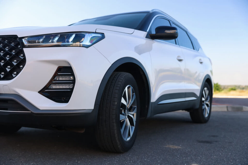 SUV bianco parcheggiato